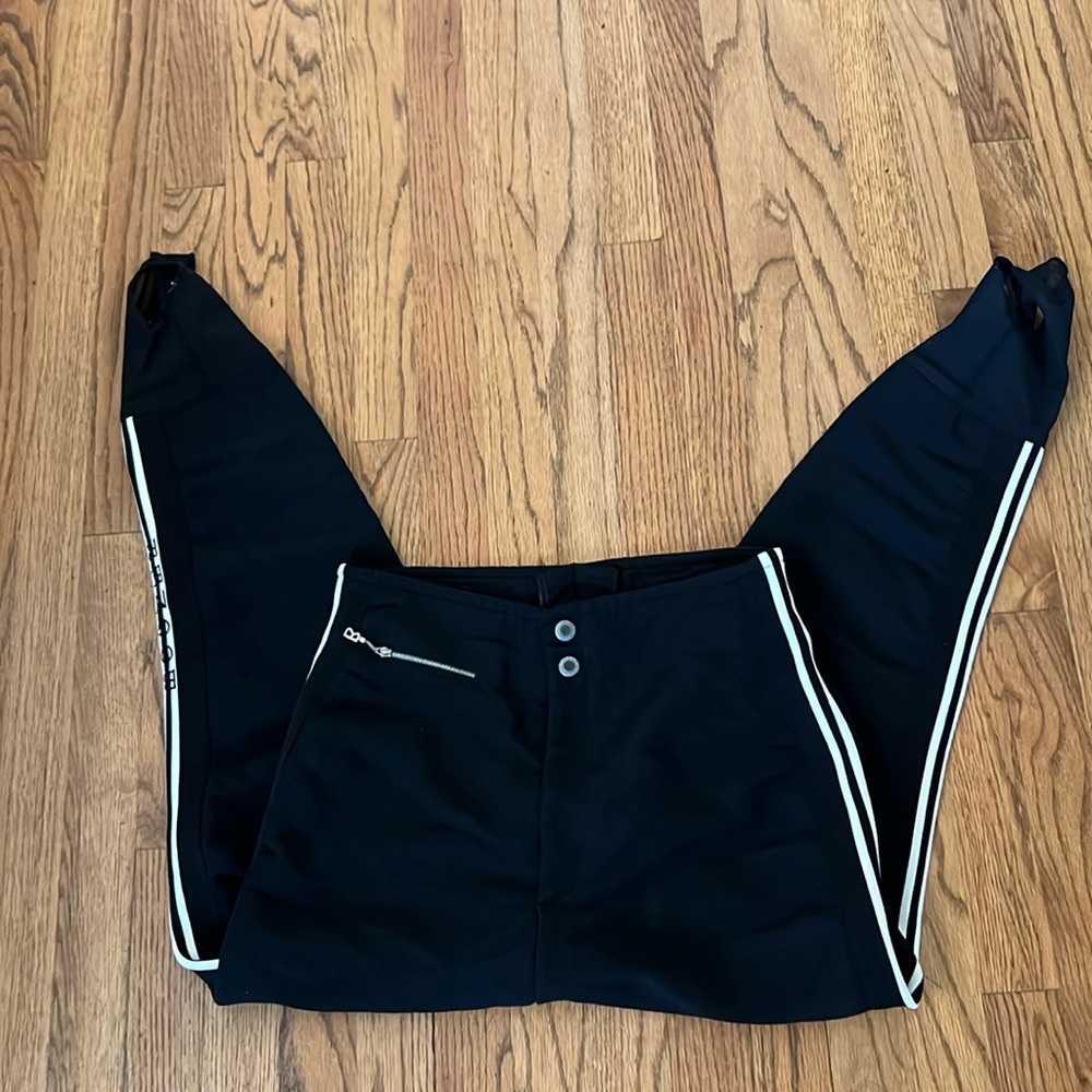 Bogner ski snowboard stirrup pants. Sz 8. Black with stripe. Stretch material.
